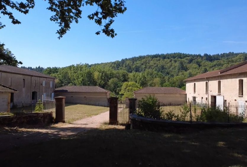 Château du XVIIe avec maison annexe et dépendances sur un domaine de 48 ha.