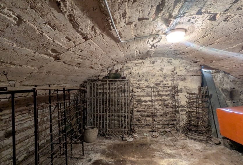 Elégant logis XVIIIe avec dépendances