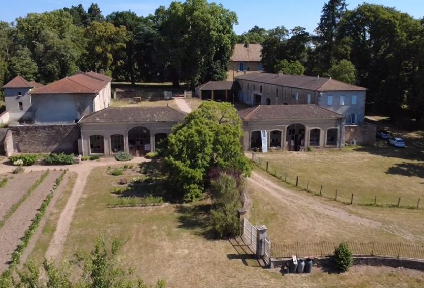 Château du XVIIe avec maison annexe et dépendances sur un domaine de 48 ha.