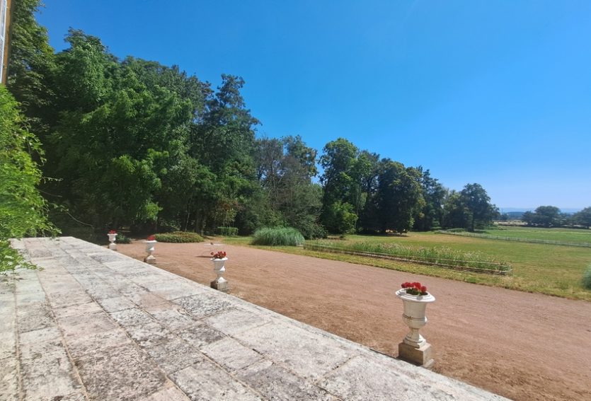 Château du XVIIe avec maison annexe et dépendances sur un domaine de 48 ha.