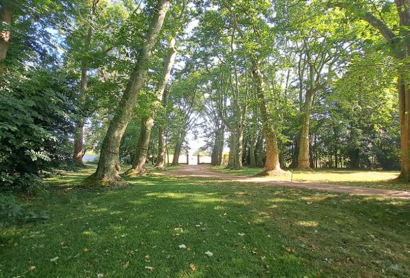 Château du XVIIe avec maison annexe et dépendances sur un domaine de 48 ha.