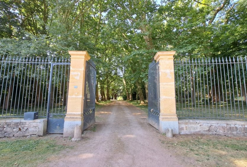 Château du XVIIe avec maison annexe et dépendances sur un domaine de 48 ha.
