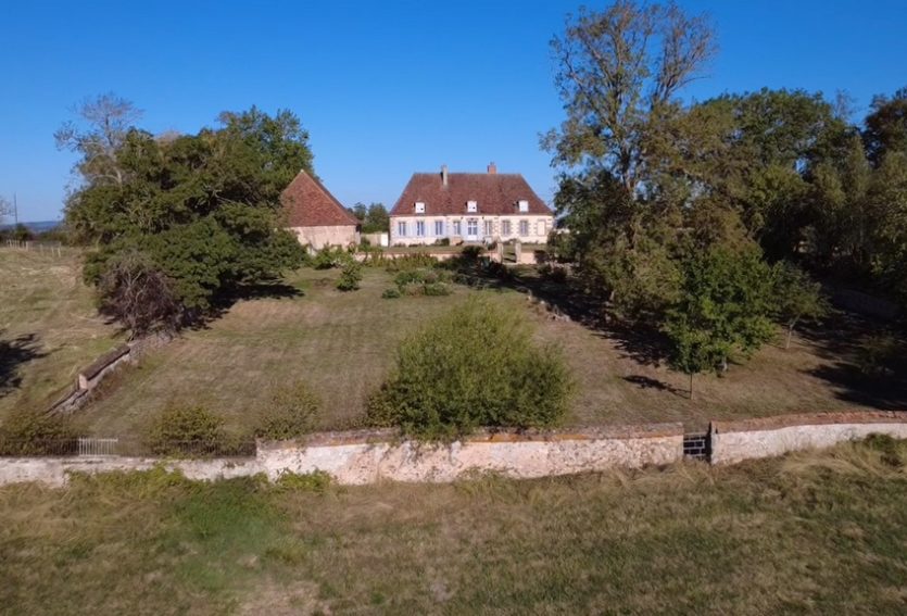 Elégant logis XVIIIe avec dépendances