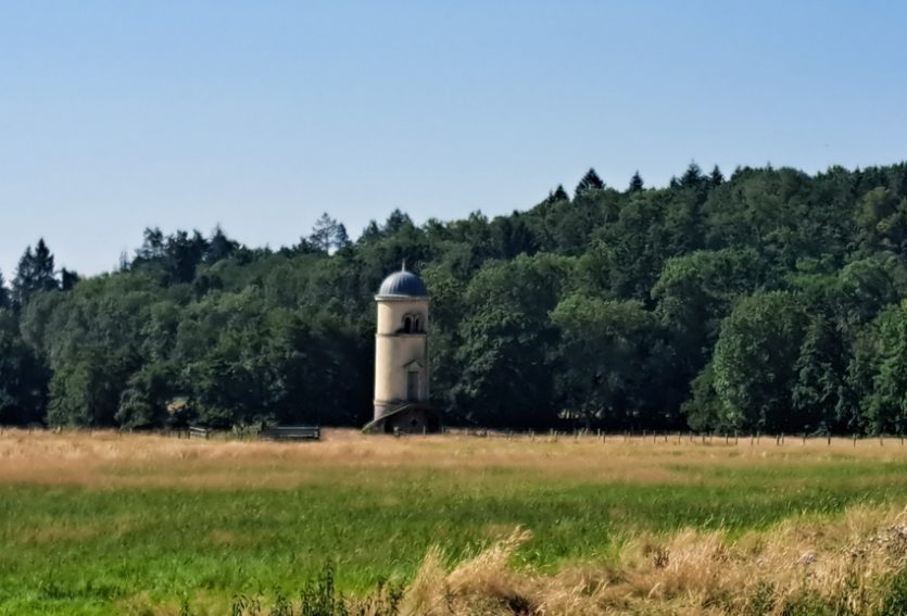 Château du XVIIe avec maison annexe et dépendances sur un domaine de 48 ha.