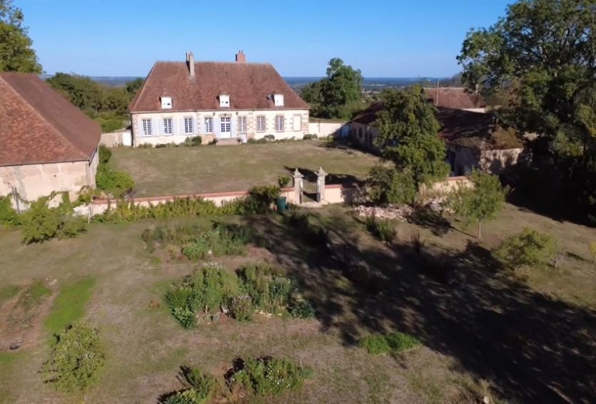 Elégant logis XVIIIe avec dépendances
