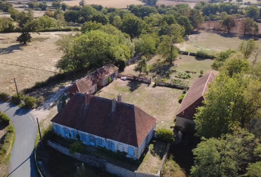 Elégant logis XVIIIe avec dépendances