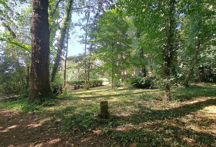 Château du XVIIe avec maison annexe et dépendances sur un domaine de 48 ha.