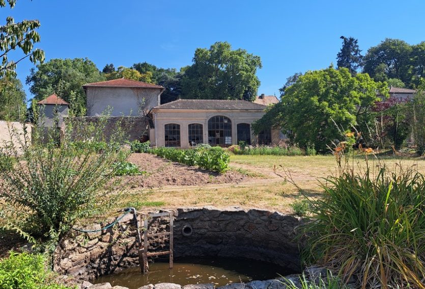 Château du XVIIe avec maison annexe et dépendances sur un domaine de 48 ha.