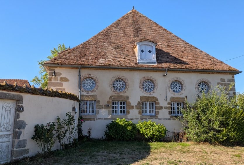 Elégant logis XVIIIe avec dépendances