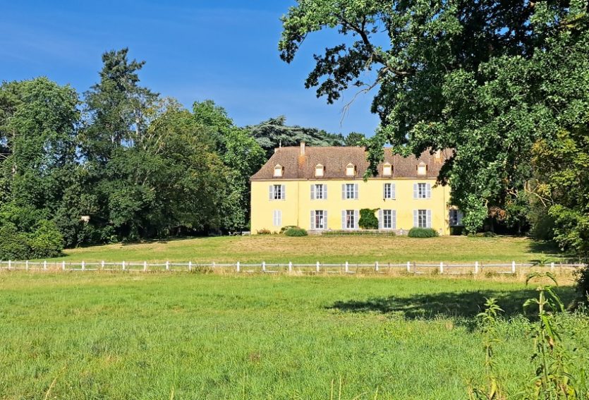 Château du XVIIe avec maison annexe et dépendances sur un domaine de 48 ha.
