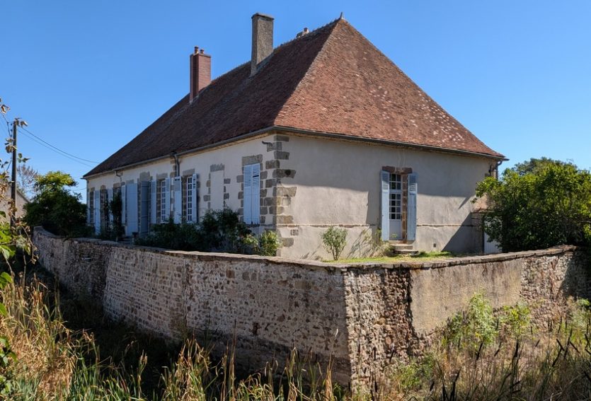 Elégant logis XVIIIe avec dépendances