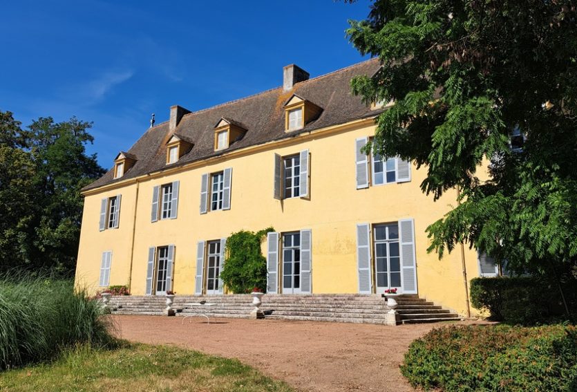 Château du XVIIe avec maison annexe et dépendances sur un domaine de 48 ha.