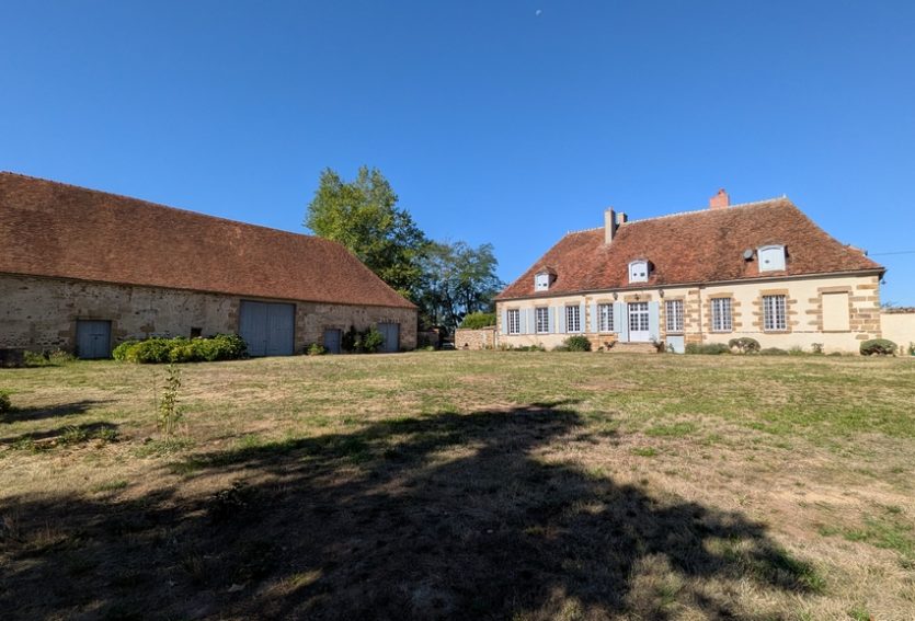 Elégant logis XVIIIe avec dépendances