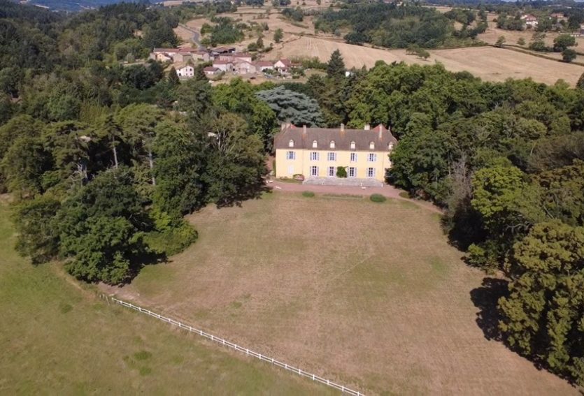 Château du XVIIe avec maison annexe et dépendances sur un domaine de 48 ha.
