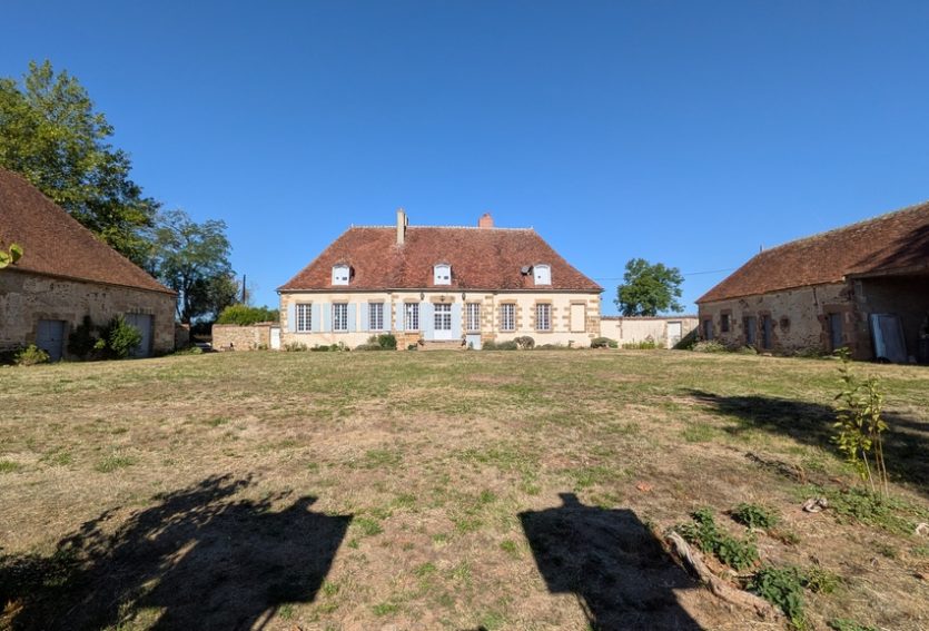 Elégant logis XVIIIe avec dépendances