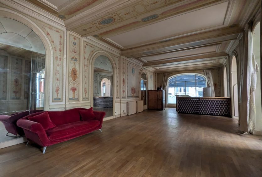 Salons de l’ancien hôtel des Ambassadeurs à Vichy.