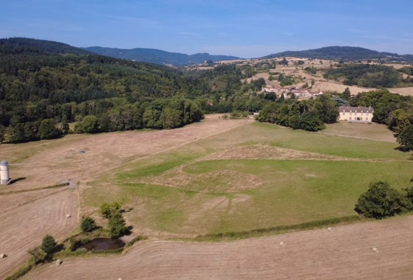 Château du XVIIe avec maison annexe et dépendances sur un domaine de 48 ha.