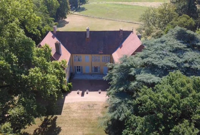 Château du XVIIe avec maison annexe et dépendances sur un domaine de 48 ha.