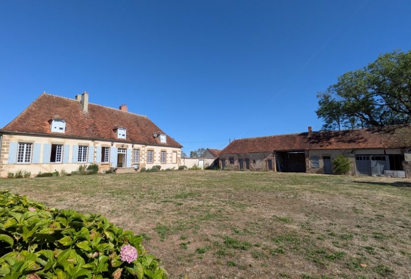 Elégant logis XVIIIe avec dépendances