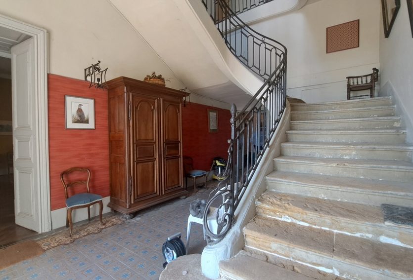 Château du XVIIe avec maison annexe et dépendances sur un domaine de 48 ha.