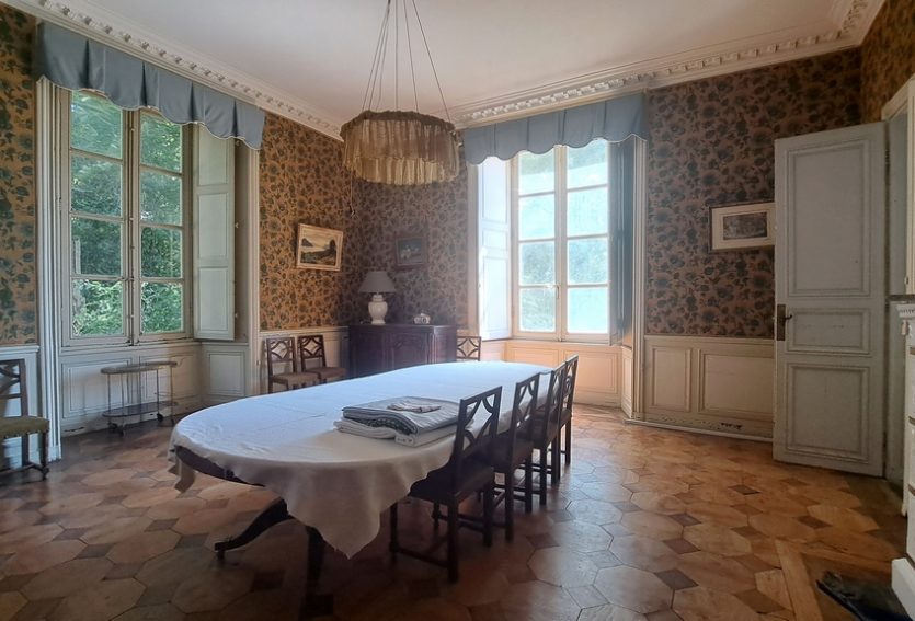 Château du XVIIe avec maison annexe et dépendances sur un domaine de 48 ha.