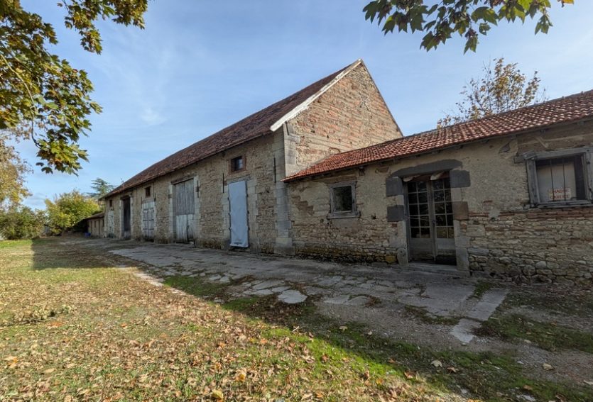 Demeure des XVIe et XIXe siècles à rénover à 11 km de Vichy.