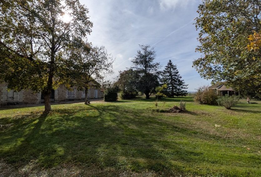 Demeure des XVIe et XIXe siècles à rénover à 11 km de Vichy.