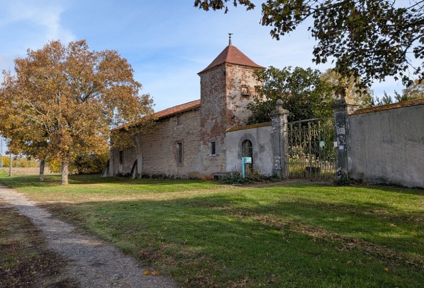 Demeure des XVIe et XIXe siècles à rénover à 11 km de Vichy.