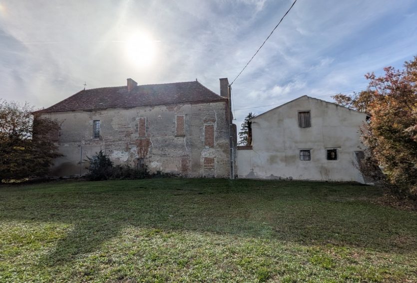 Demeure des XVIe et XIXe siècles à rénover à 11 km de Vichy.