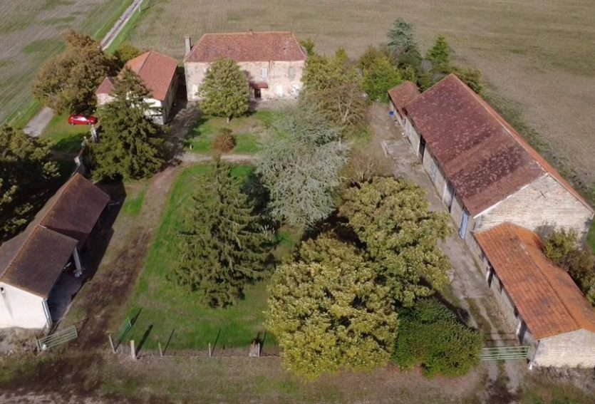 Demeure des XVIe et XIXe siècles à rénover à 11 km de Vichy.